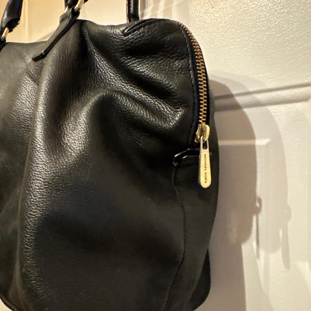 Michael Kors Black Leather Shoulder Bag with Gold Accents - Picture 4 of 13